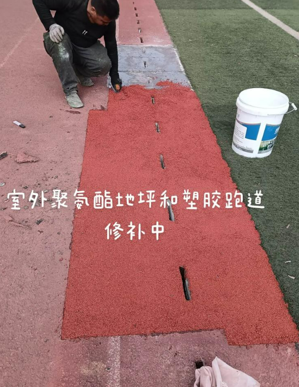 大竹球场地面翻新维修，核心是先诊断破损